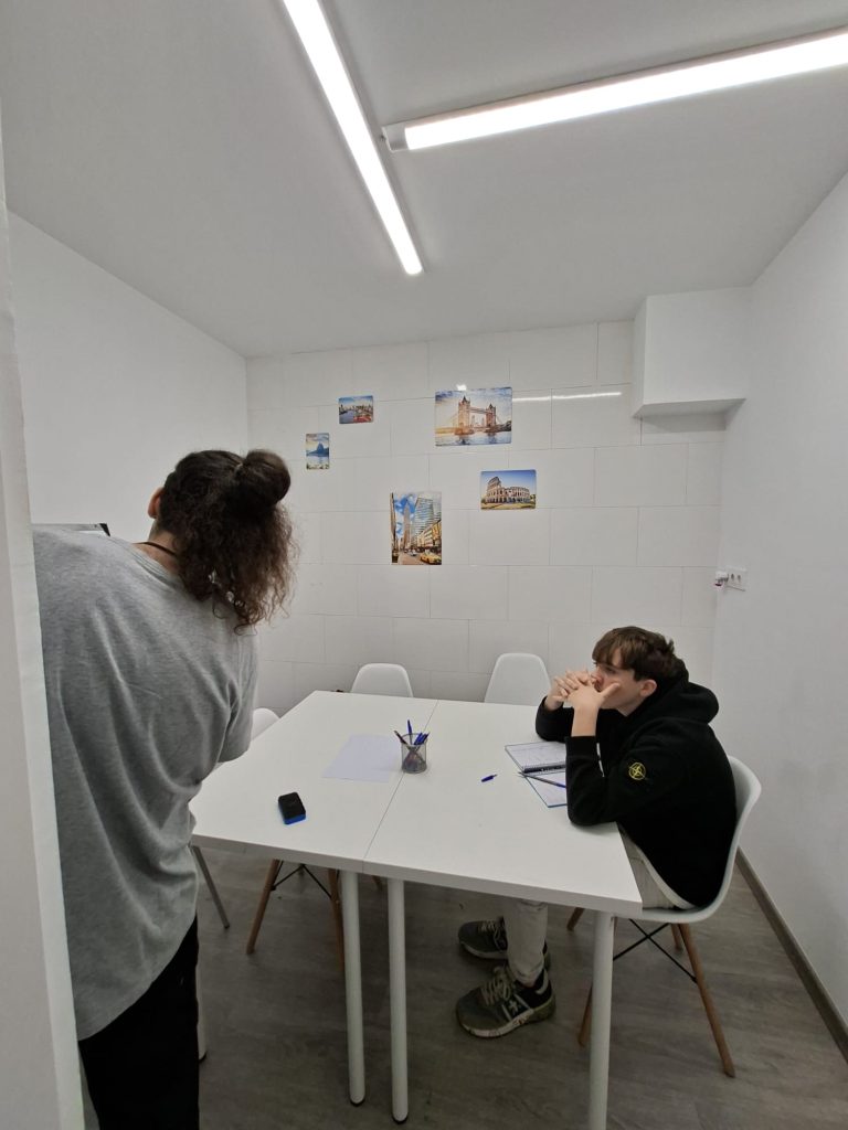 REFORÇ-ESCOLAR-PERSONALITZAT-academia-mik